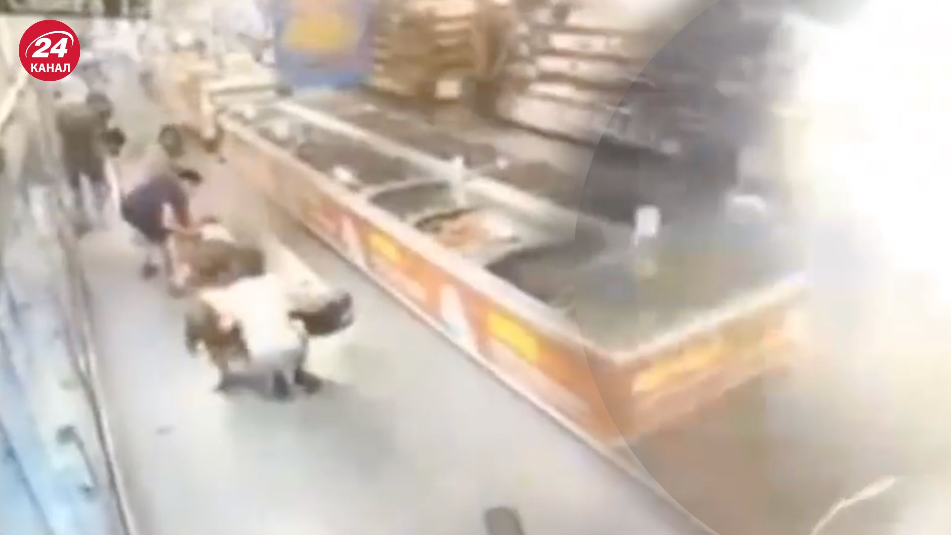 Люди перебували у маркеті в момент ракетного удару Люди перебували у маркеті в момент ракетного удару