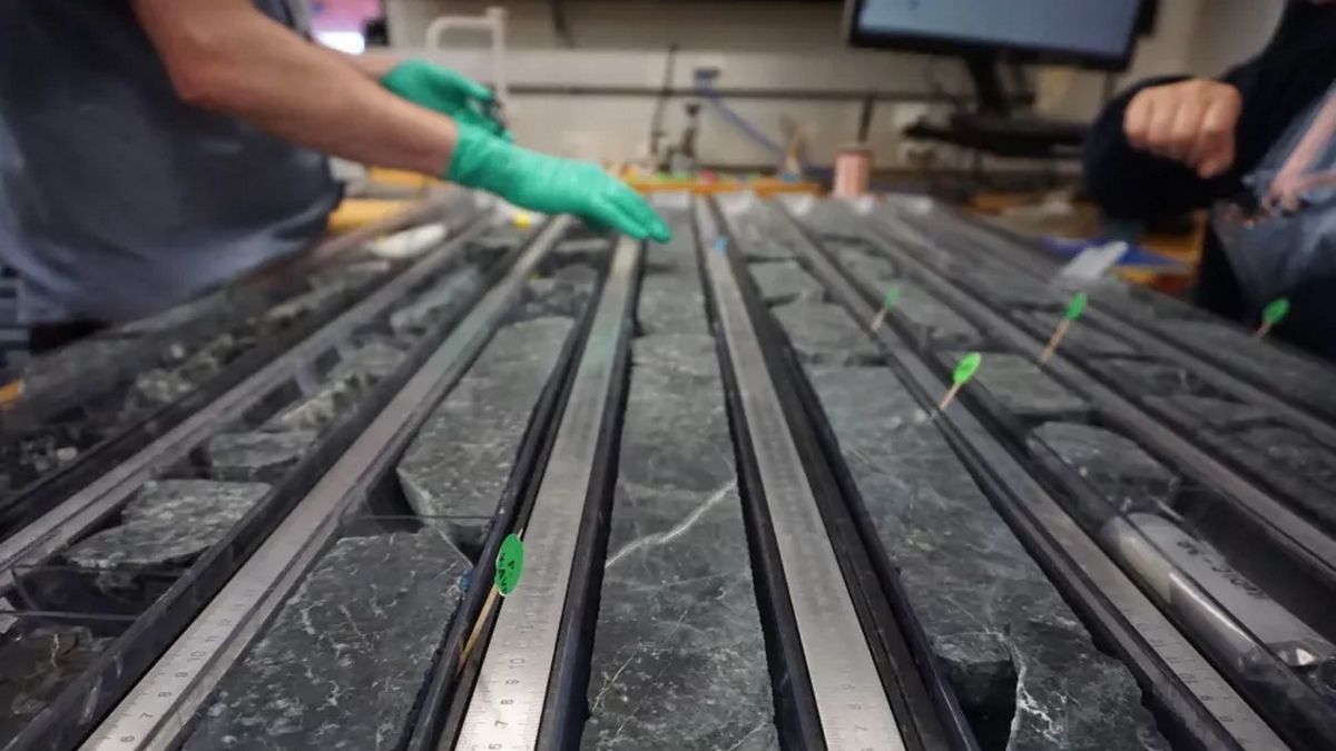 Вперше в історії вчені змогли витягти шматки каменю з мантії Землі Вперше в історії вчені змогли витягти шматки каменю з мантії Землі