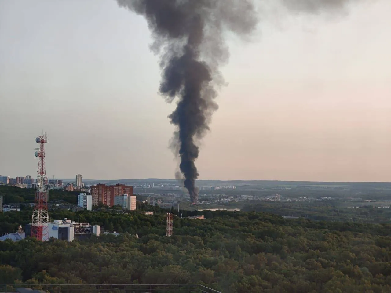 Стовп диму від пожежі в Уфі