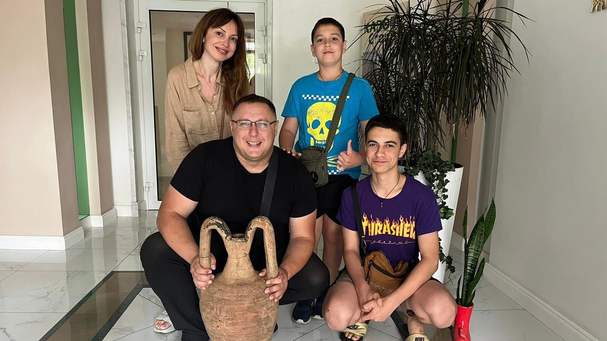 Семья из Херсона нашла византийскую амфору на пляже Семья из Херсона нашла византийскую амфору на пляже