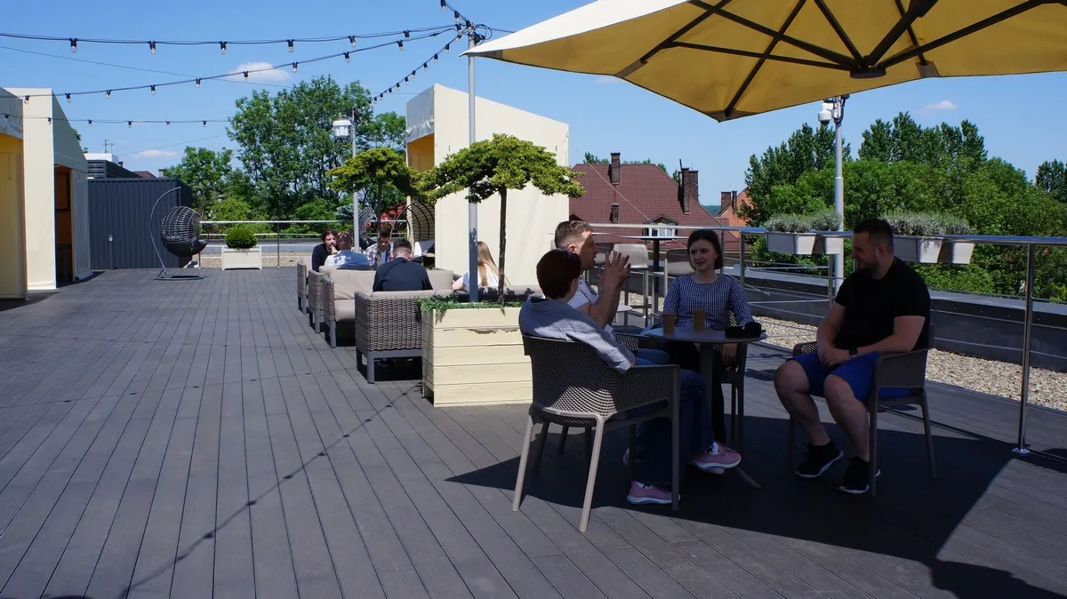 Працівники компанії відпочивають на терасі Працівники компанії відпочивають на терасі