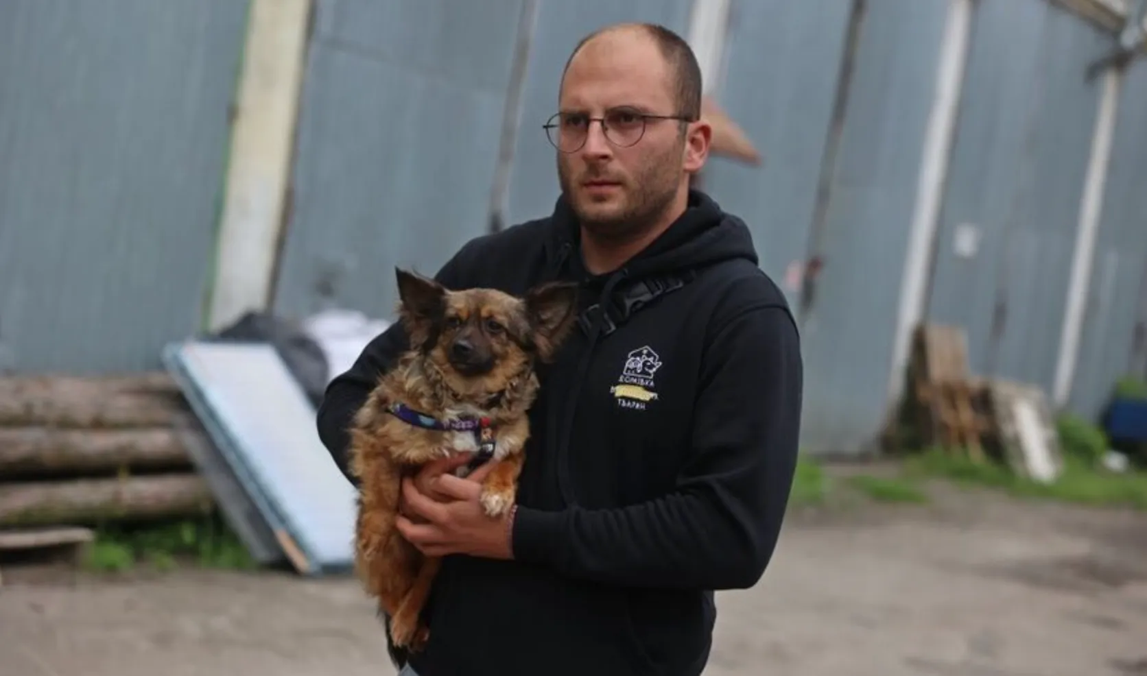 Орест Залипський тримає на руках собаку, якого евакуювали з Херсона