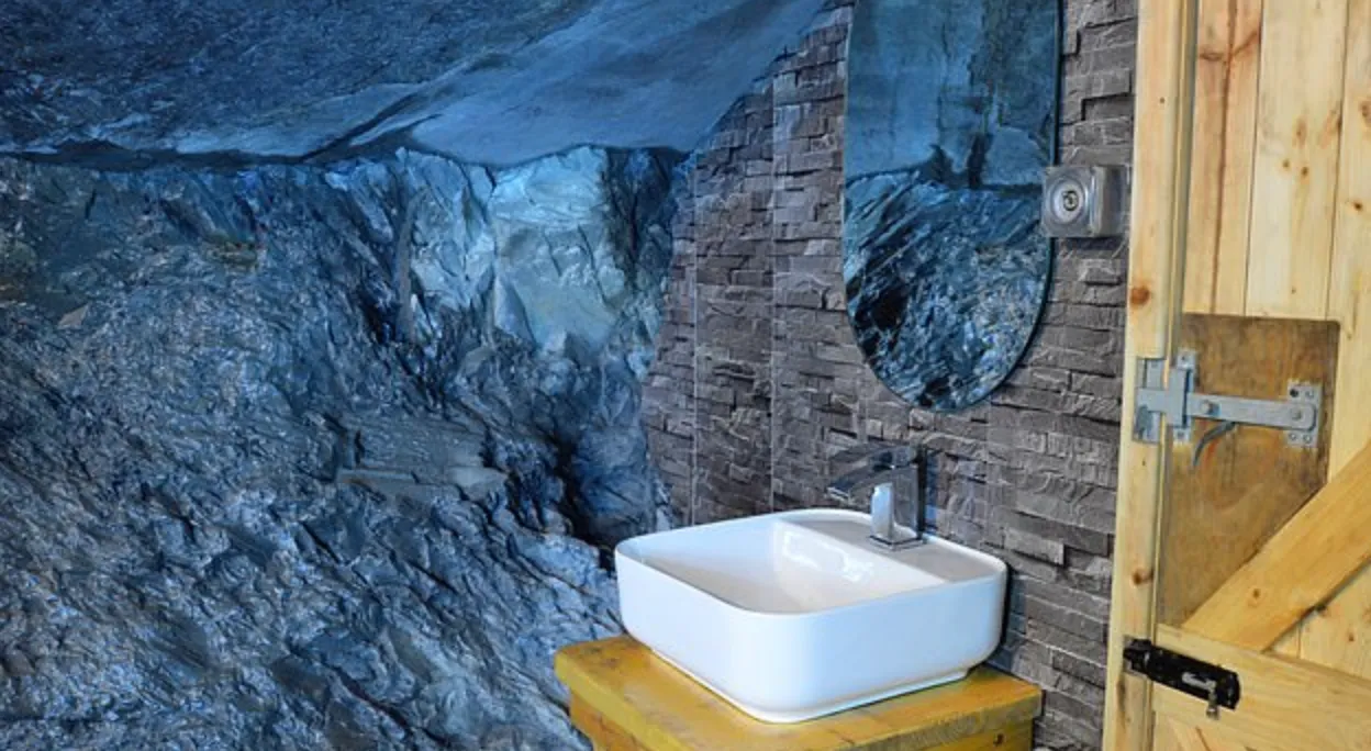 В шахте есть даже проточная вода из источника В шахте есть даже проточная вода из источника