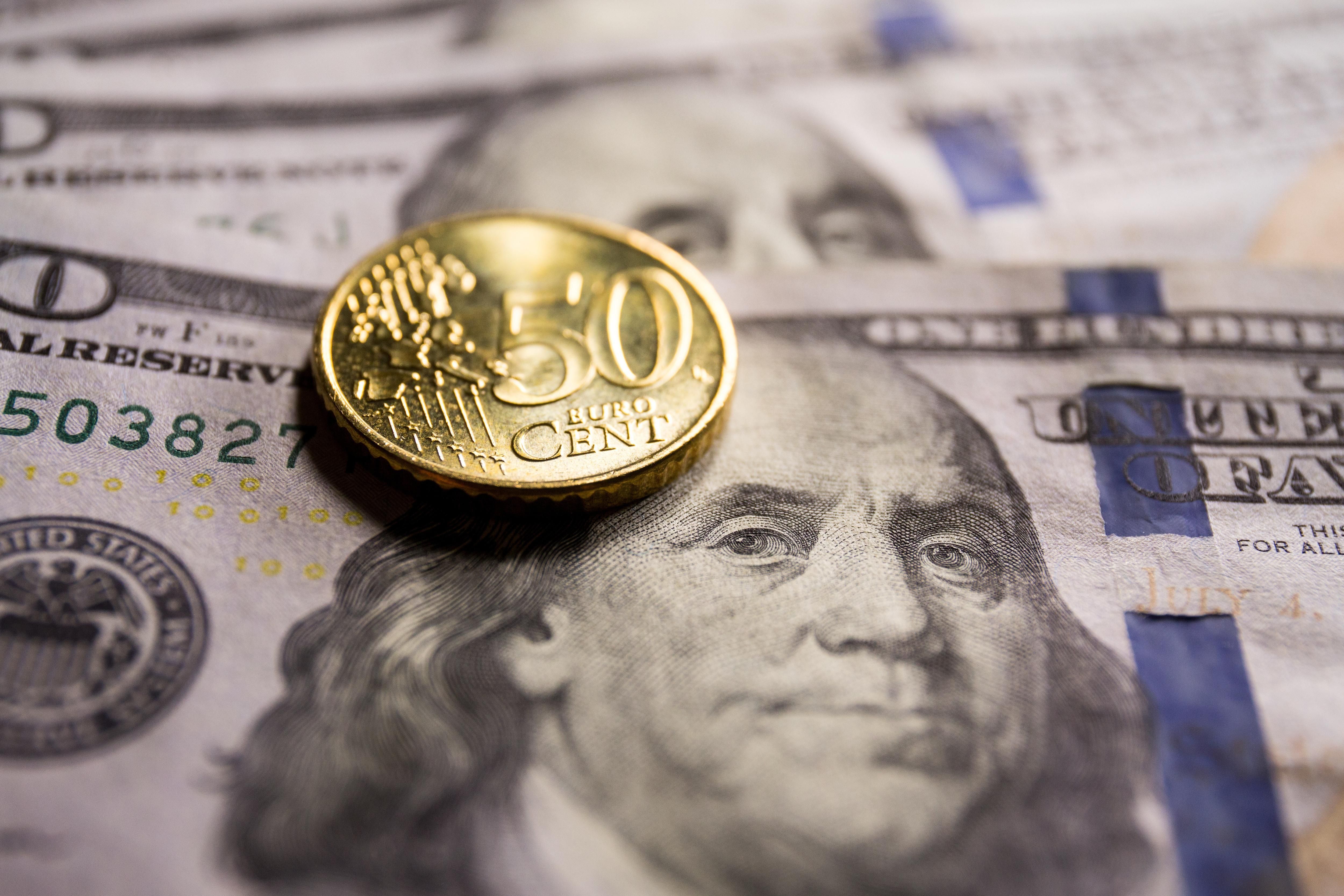 Доллар в обменниках и банках сегодня – где выгодно купить валюту