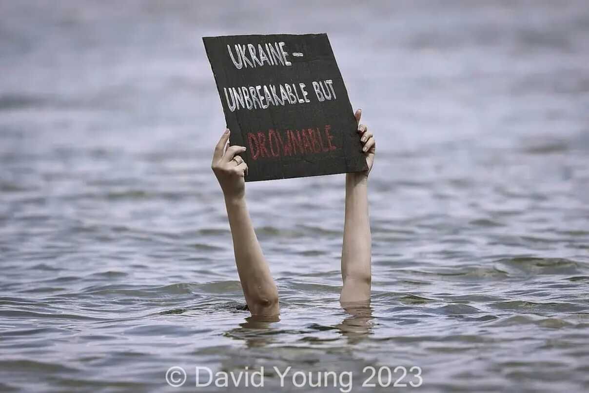 "Украина: несокрушимая, но утопаемая": в Германии провели впечатляющий перформанс после подрыва ГЭС - 24 Канал "Украина: несокрушимая, но утопаемая": в Германии провели впечатляющий перформанс после подрыва ГЭС - 24 Канал