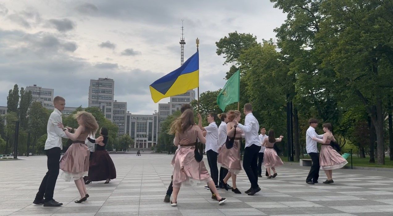 Школьники танцуют вальс в центре Харькова