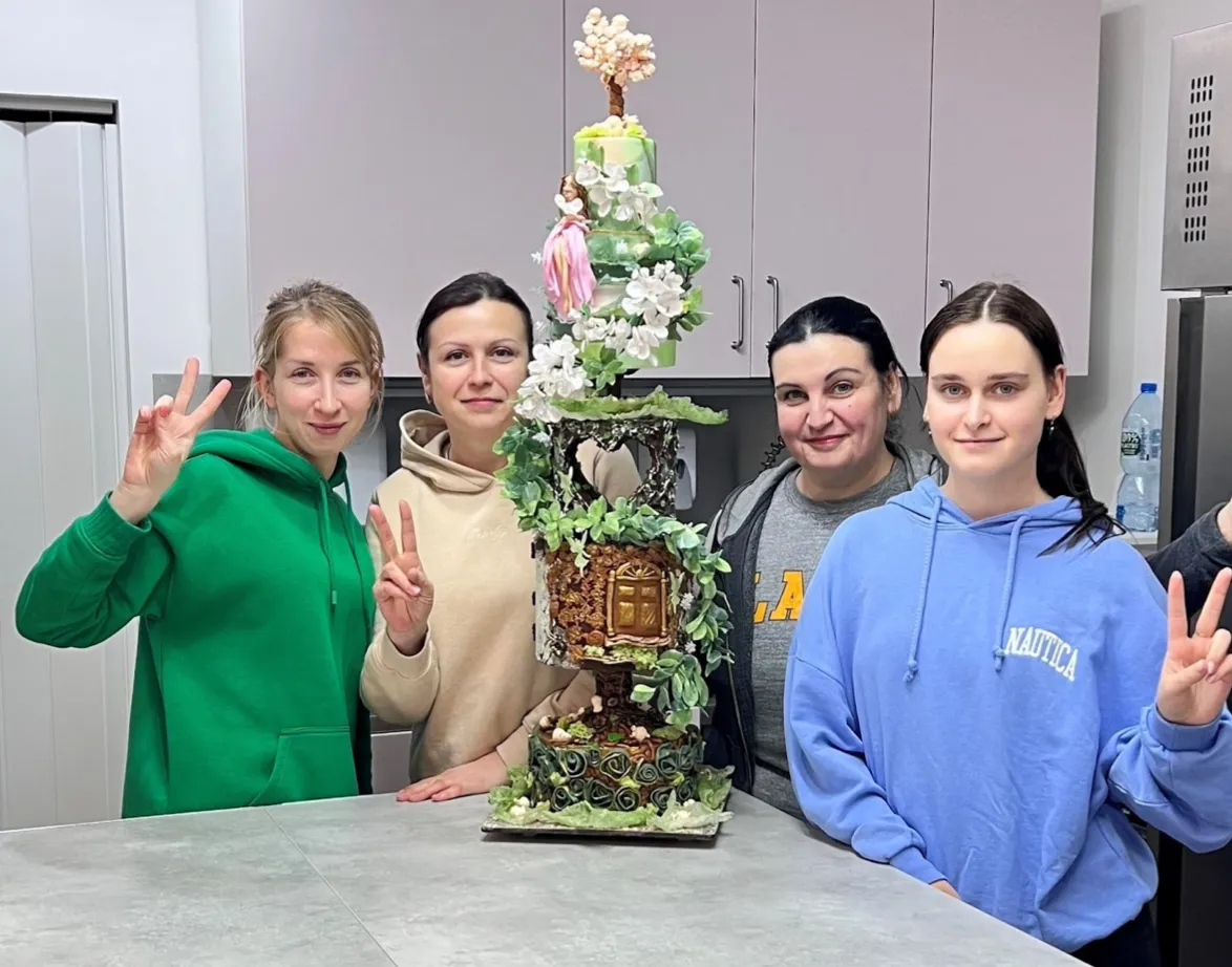 Виктория проводит обучение для желающих попробовать себя в кондитерстве Виктория проводит обучение для желающих попробовать себя в кондитерстве