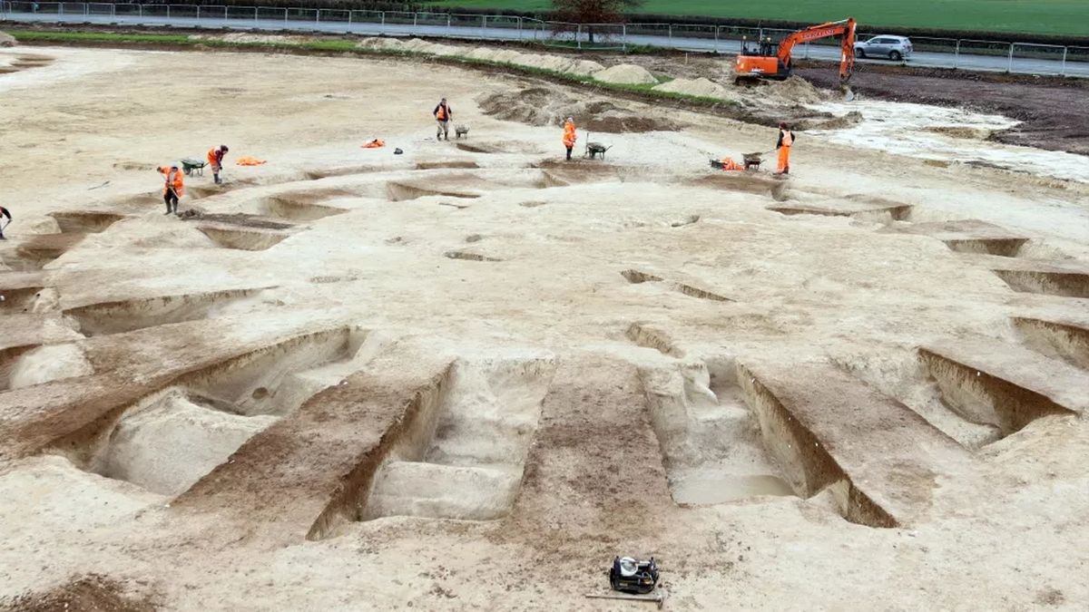 Недалеко від Стоунхенджа розкопали стародавні кургани з десятками могил