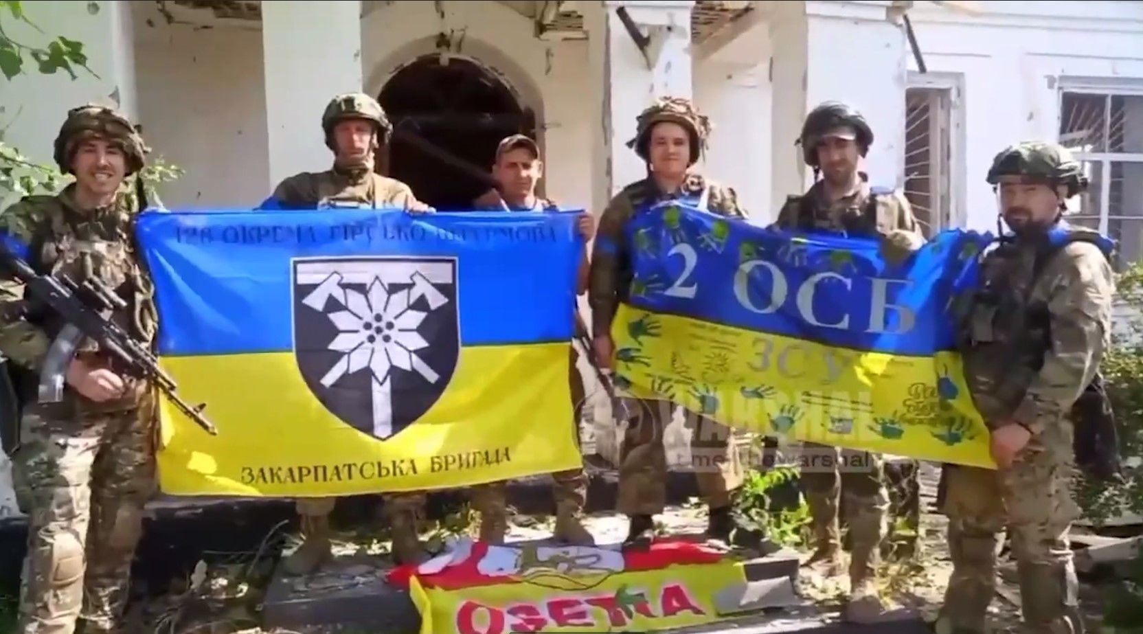 В П'ятихатках уже з’явився прапор України: зворушливі кадри від Сухопутних військ - 24 Канал