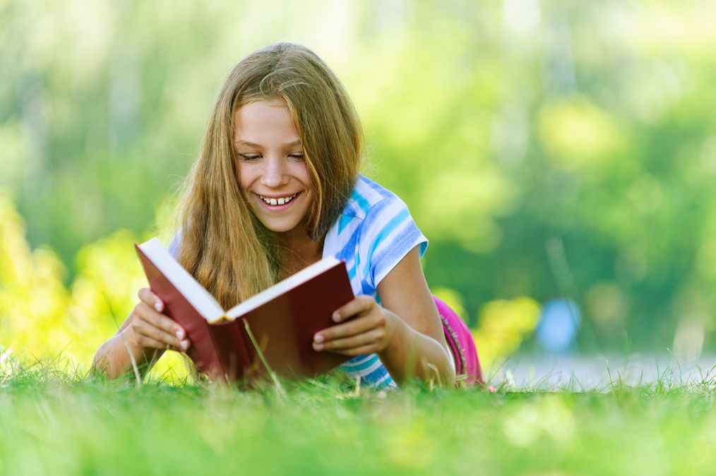Увлекательное чтение. Лето с книгой. Девочка с книжкой. Радостные дети с книгами. Радостный ребенок с книжкой.