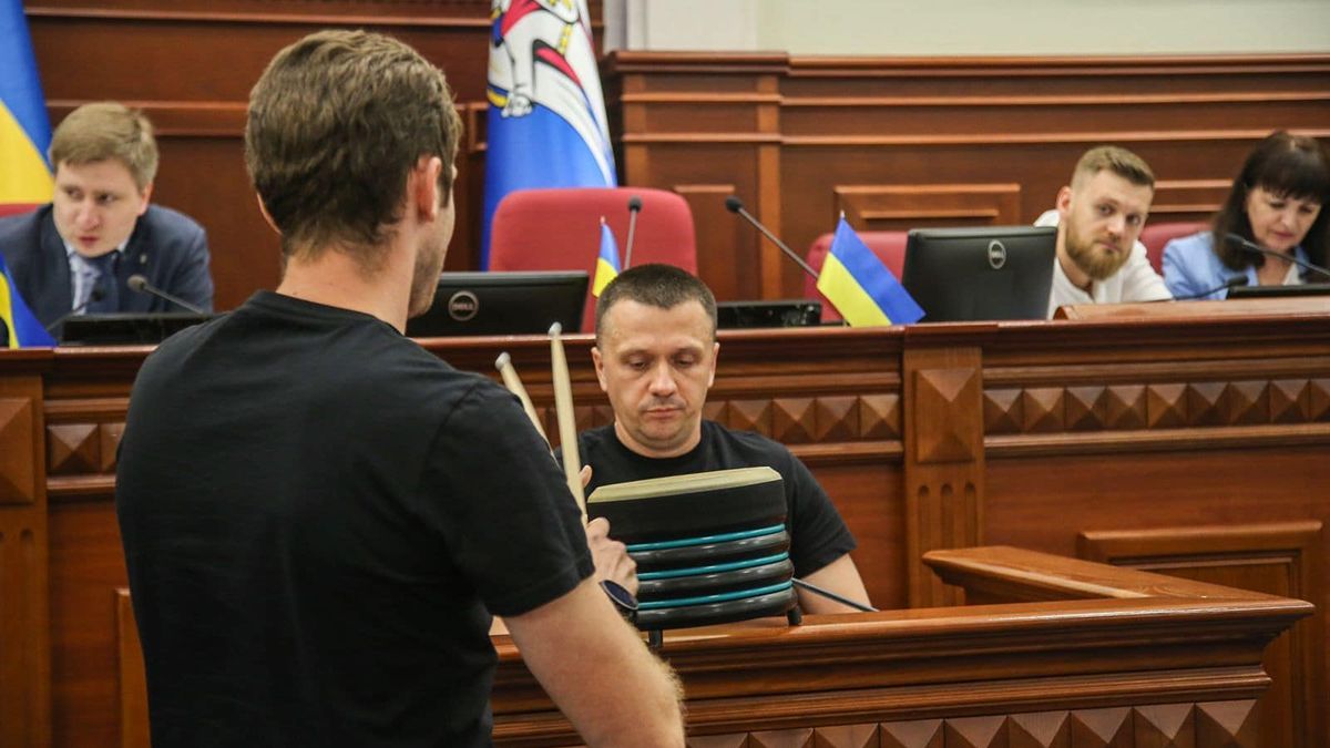 Главе Днепровской РГА вручили барабан на сессии Киевсовета - 24 Канал Главе Днепровской РГА вручили барабан на сессии Киевсовета - 24 Канал