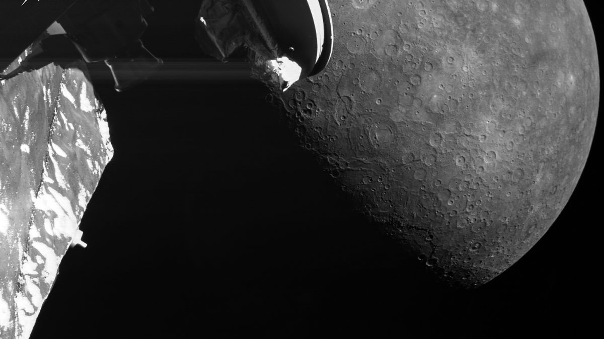 Космический аппарат BepiColombo прислал новые фото Меркурия