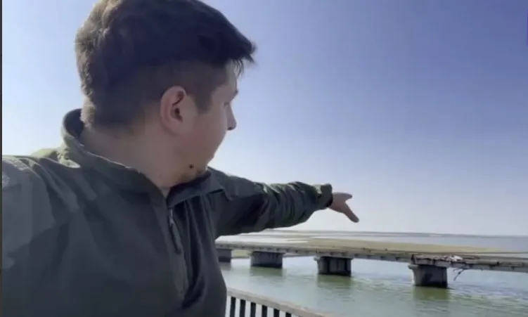 Пропагандист показує другий пошкоджений міст Пропагандист показує другий пошкоджений міст