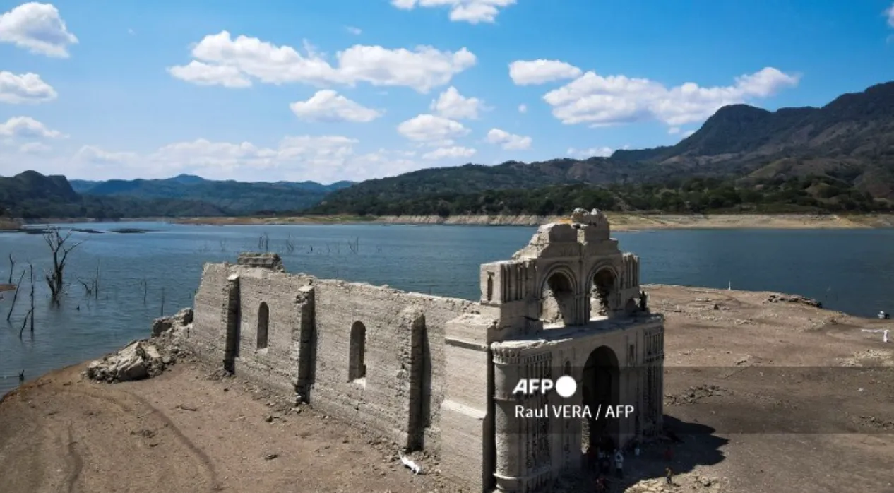 После засухи в Мексике из-под воды появилась старинная церковь