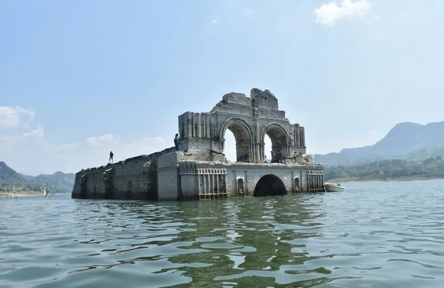 Раніше церква визирала з-під води Раніше церква визирала з-під води