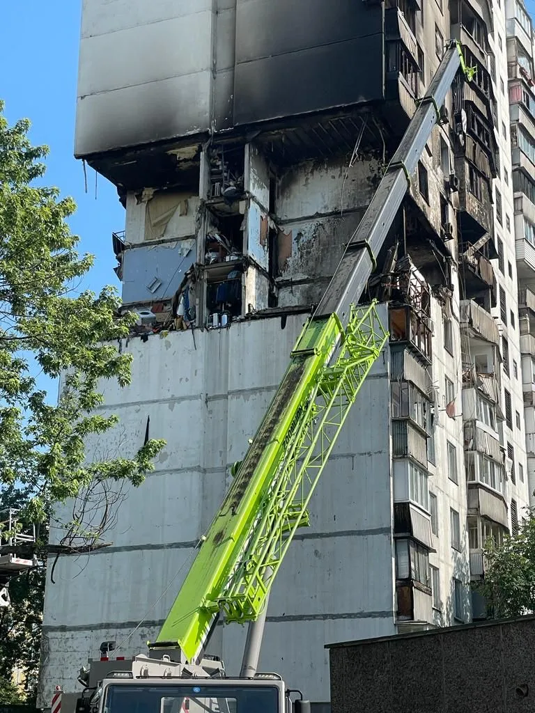 Рятувальники розбирають завали