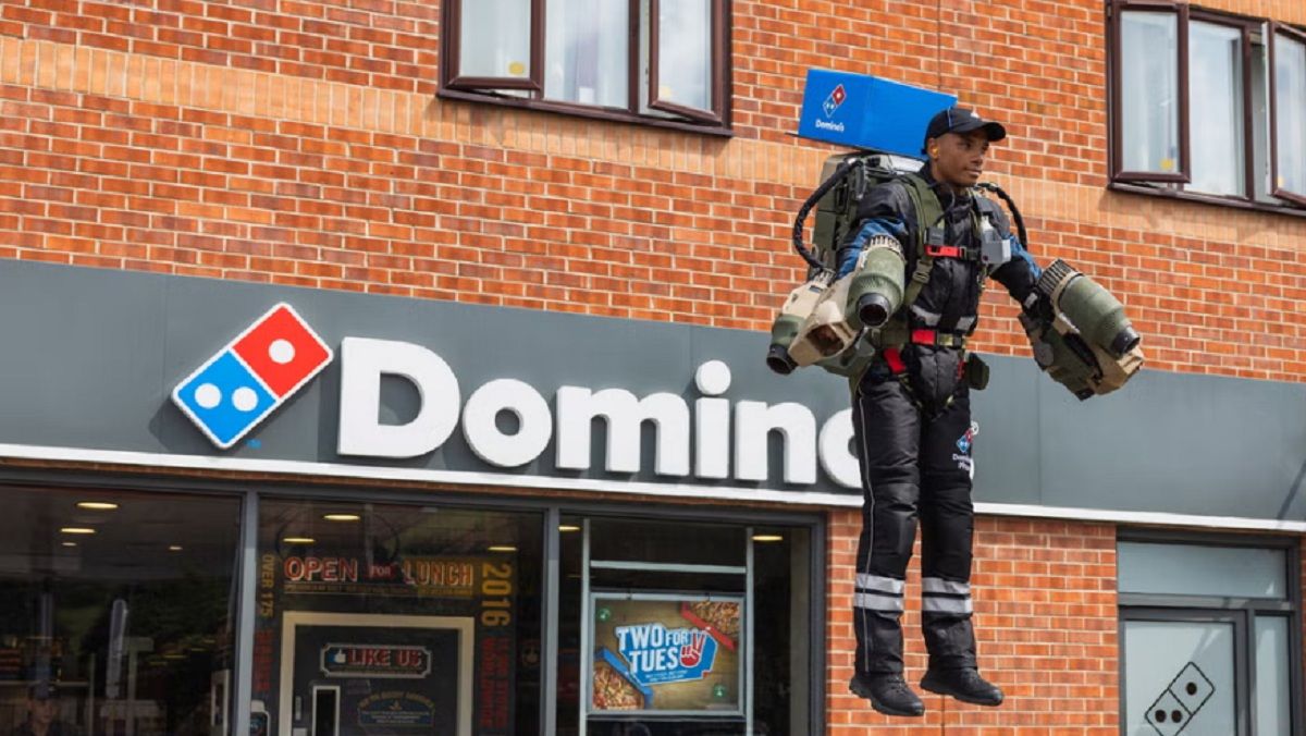 Курьер доставил пиццу с помощью джетпака Курьер доставил пиццу с помощью джетпака