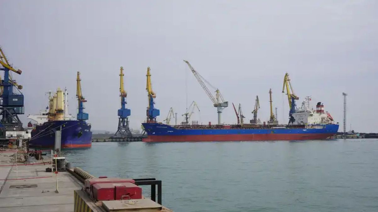 Рыженко рассказал, как россияне превращают порт Мариуполя в военно-морскую базу
