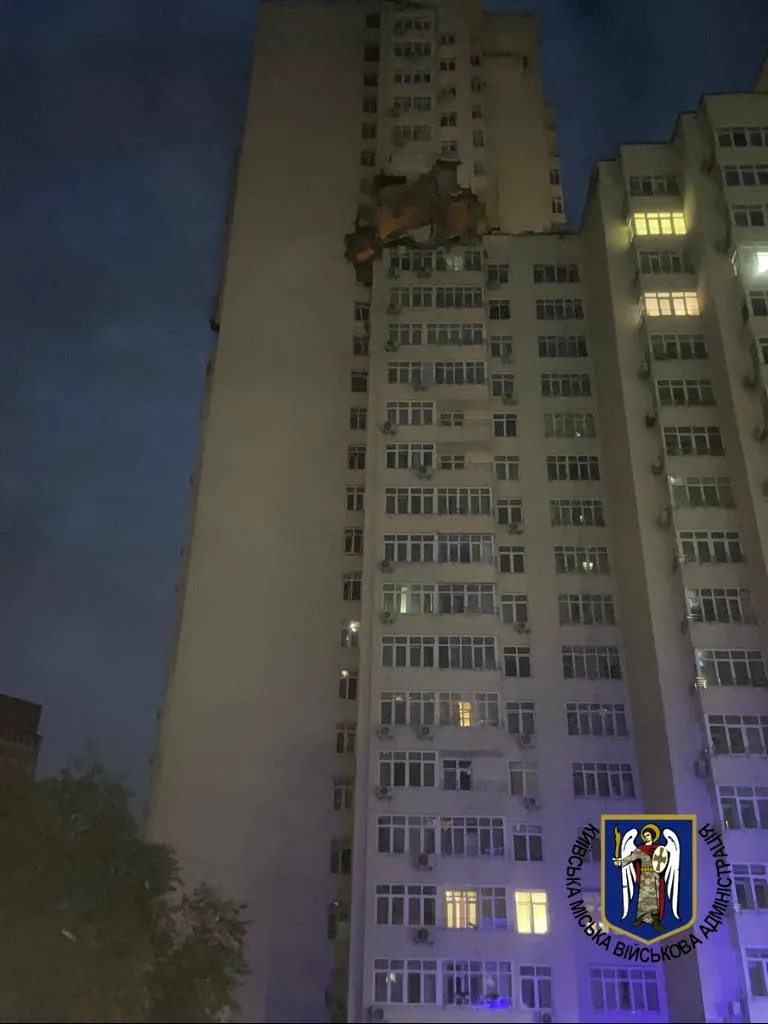 В Киеве обломки попали по многоэтажке
