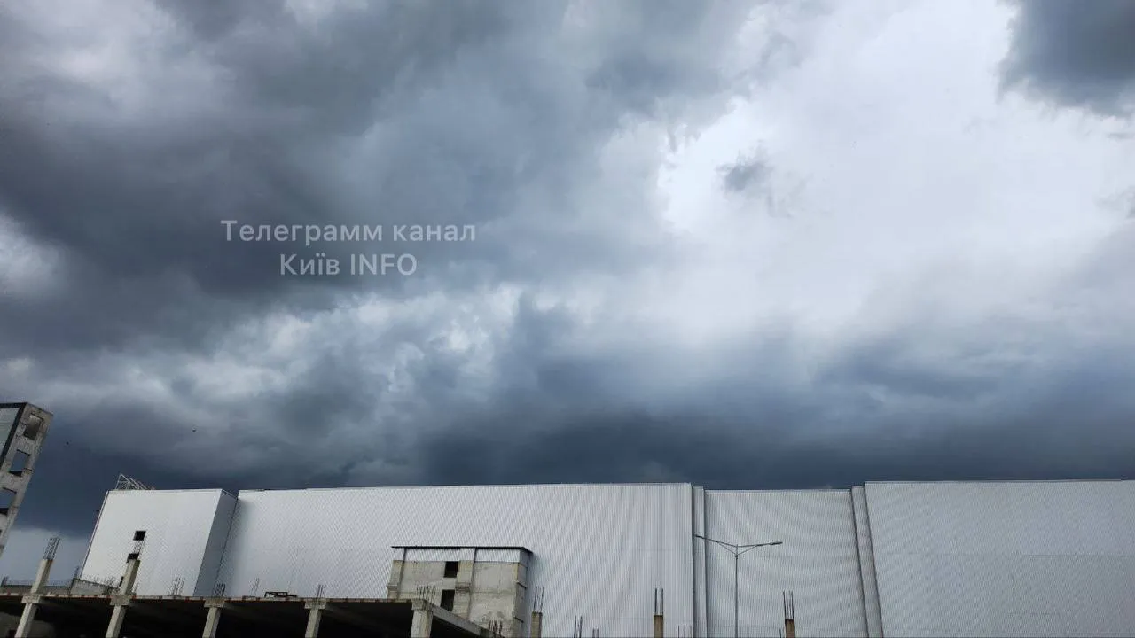 Небо Києва перед грозою / Телеграм-канал Небо Києва перед грозою / Телеграм-канал