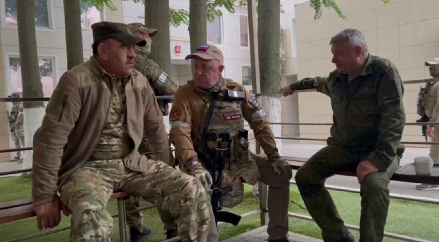 Пригожин с военными в Ростове Пригожин с военными в Ростове