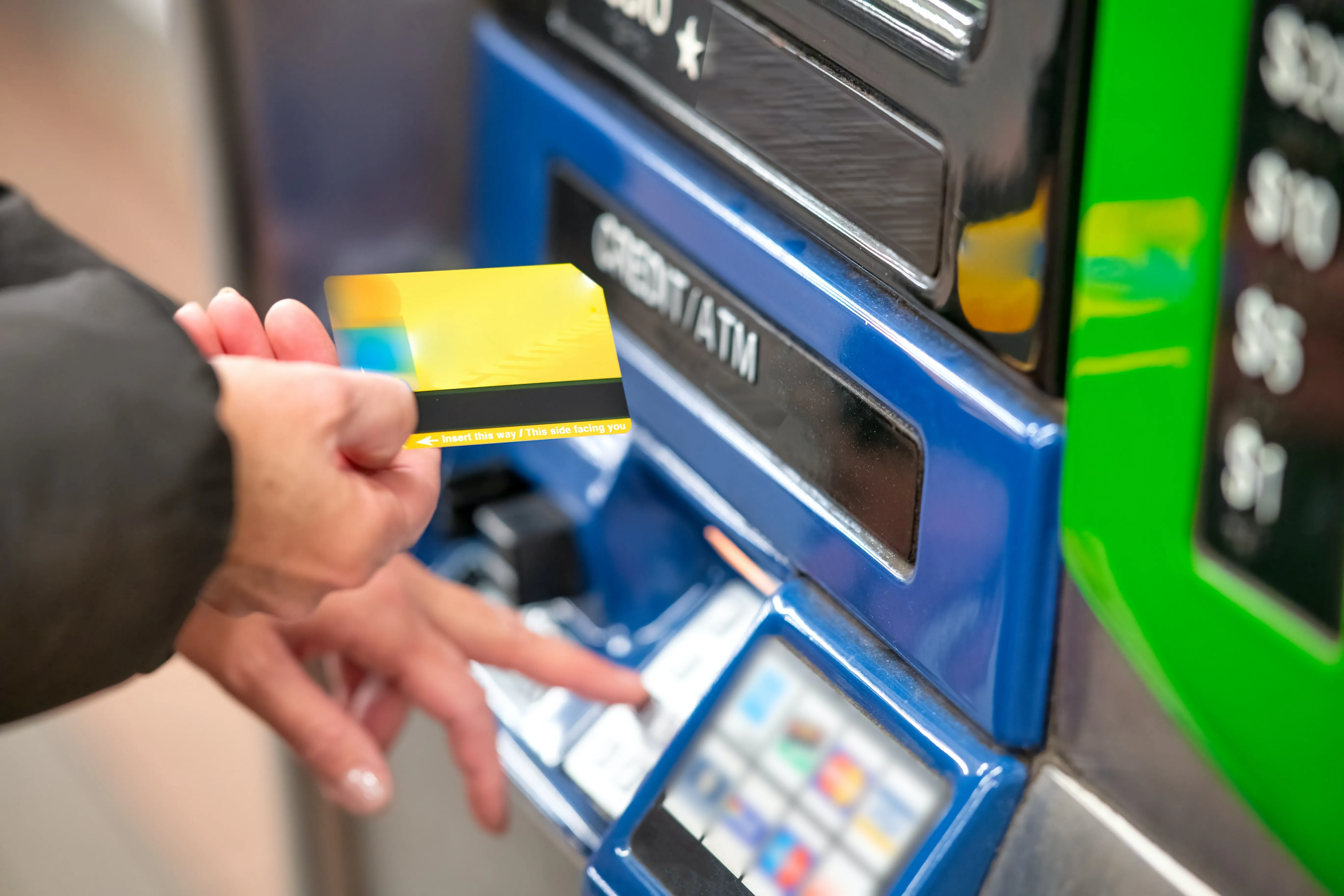 Многие банки взимают комиссии за снятие наличных в банкоматах и другие услуги