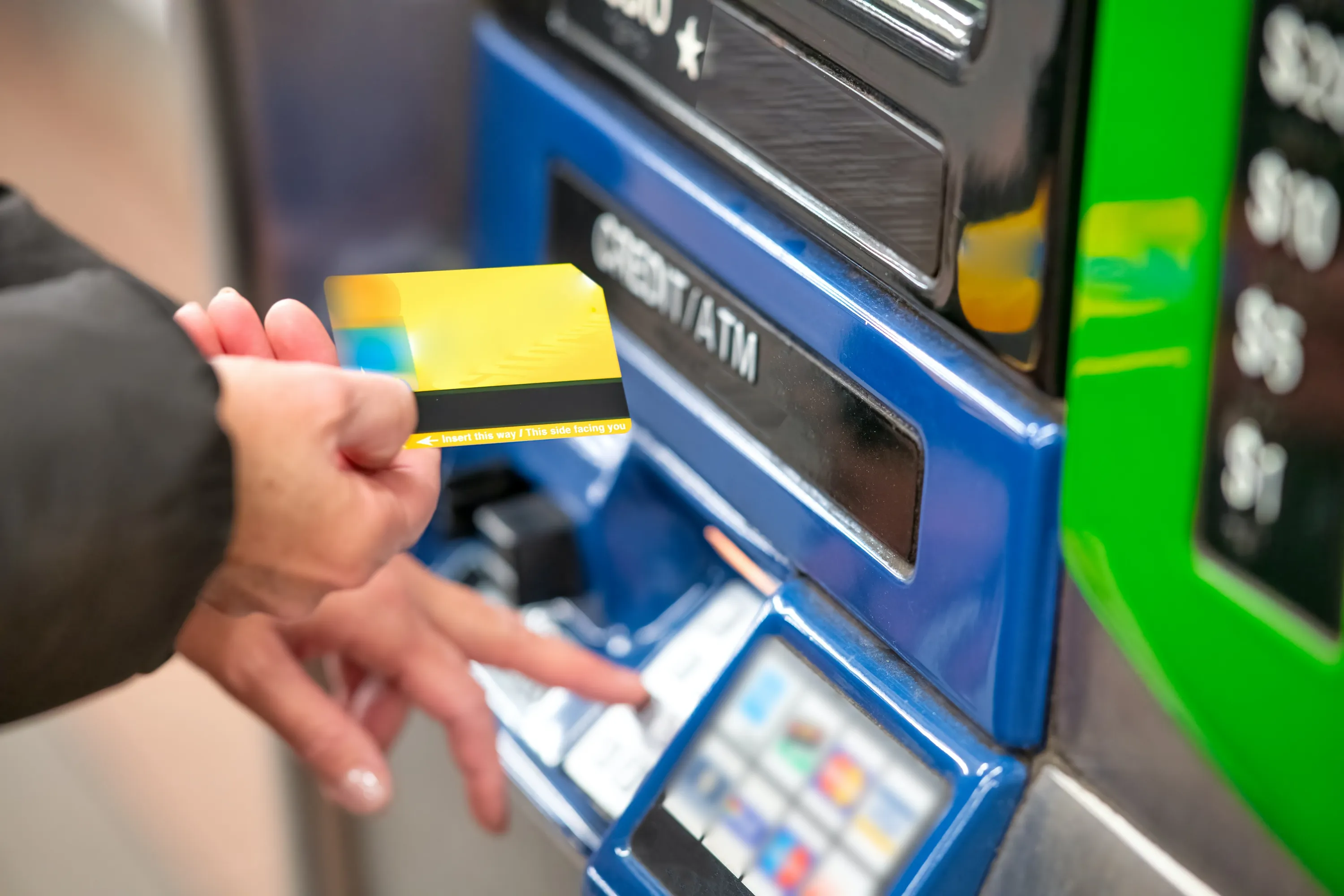 Багато банків стягують комісії за зняття готівки у банкоматах та інші послуги Багато банків стягують комісії за зняття готівки у банкоматах та інші послуги