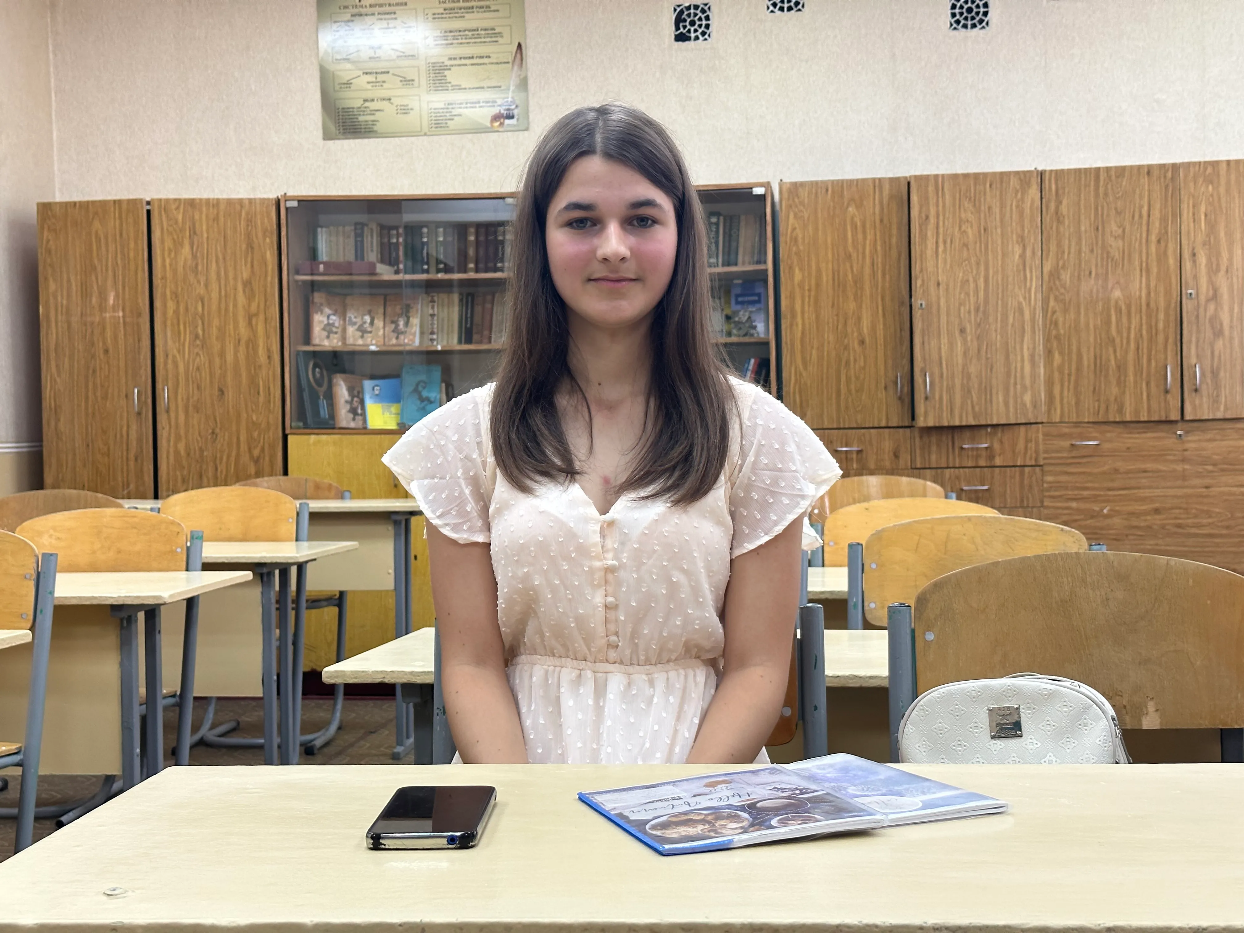 Аліна за своєю партою Аліна за своєю партою