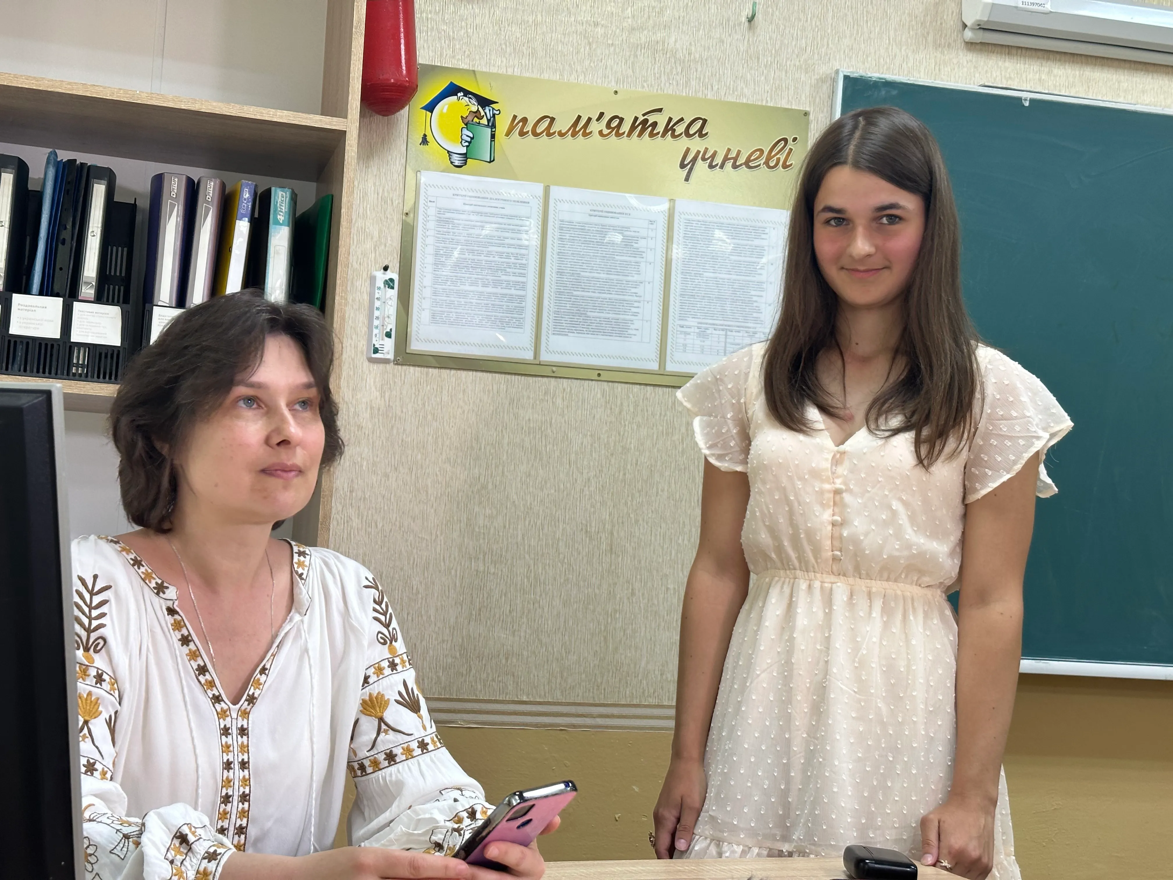 Аліна з вчителькою української мови