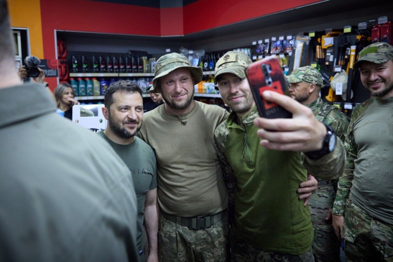 Визит Зеленского в Донецкую область 26.06.2023 - президент встретился с бойцами на заправке - 24 Канал