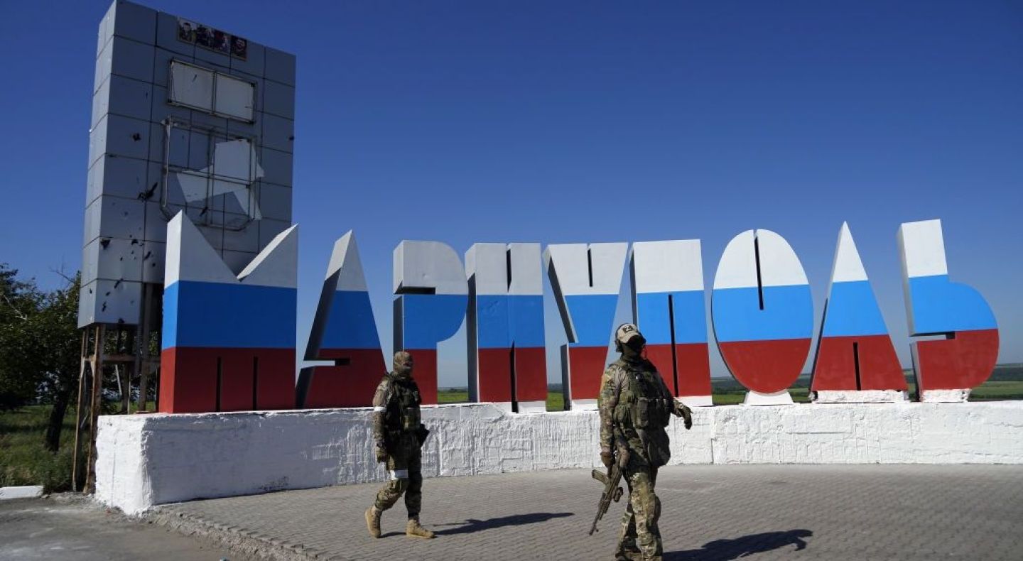 Росіяни перевіряють дітей у Маріуполі Росіяни перевіряють дітей у Маріуполі