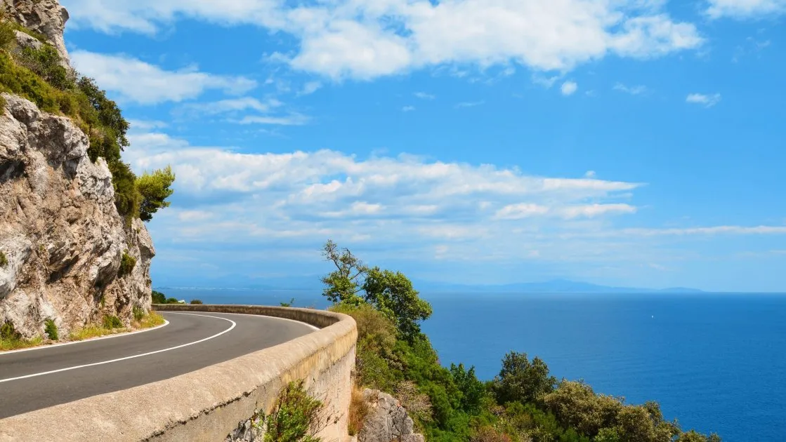 Дорога Амальфітанським узбережжям Дорога Амальфітанським узбережжям