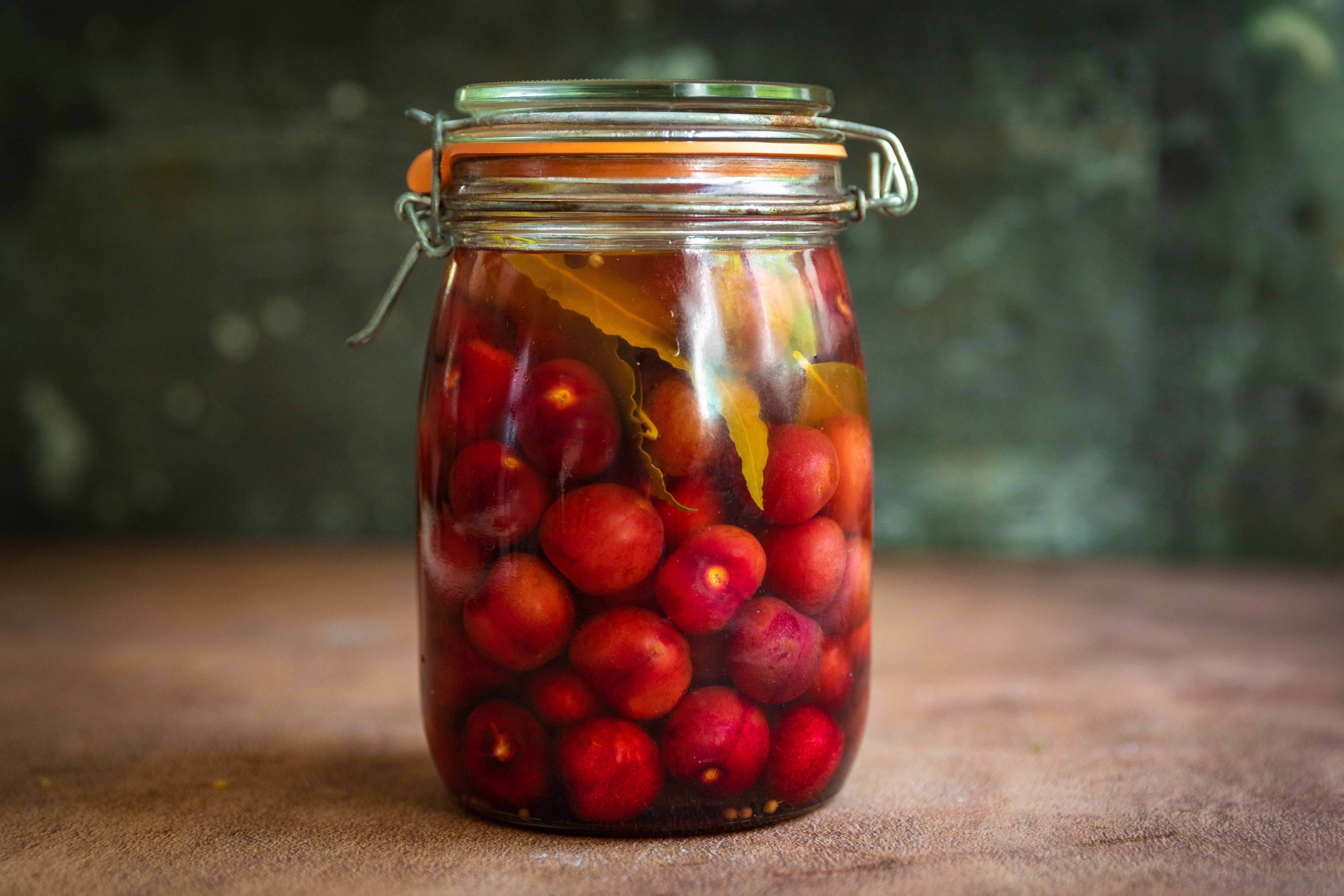 Маринована черешня