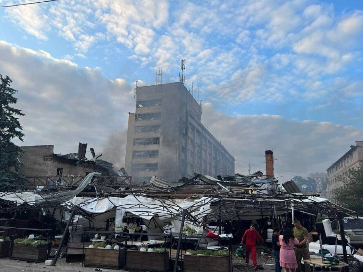 Обстрел Краматорска 27.06.2023 - ракета ударила в пиццерию - эмоциональное видео с места атаки- 24 Канал Обстрел Краматорска 27.06.2023 - ракета ударила в пиццерию - эмоциональное видео с места атаки- 24 Канал