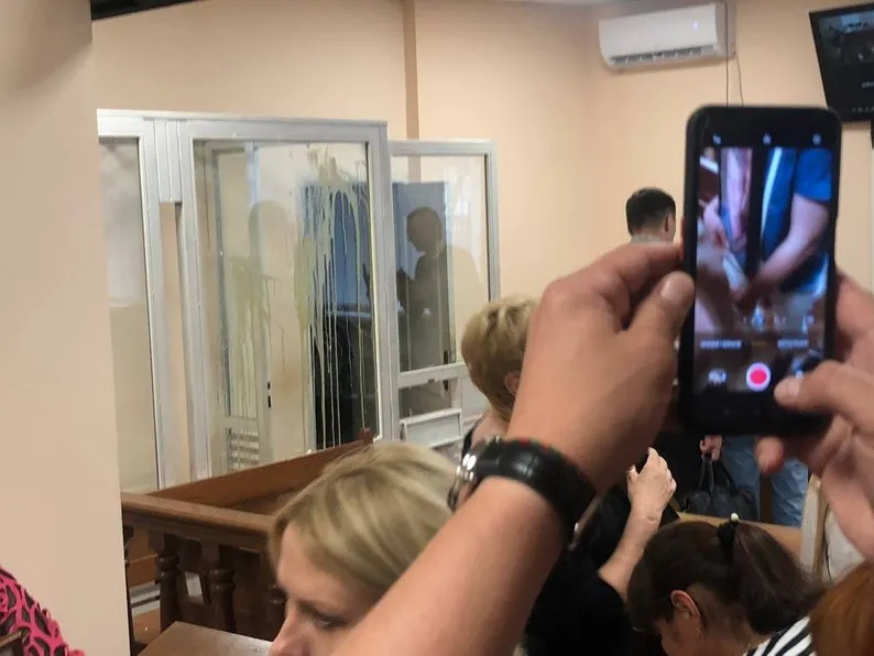 Прокурора-зрадника закидали яйцями Прокурора-зрадника закидали яйцями