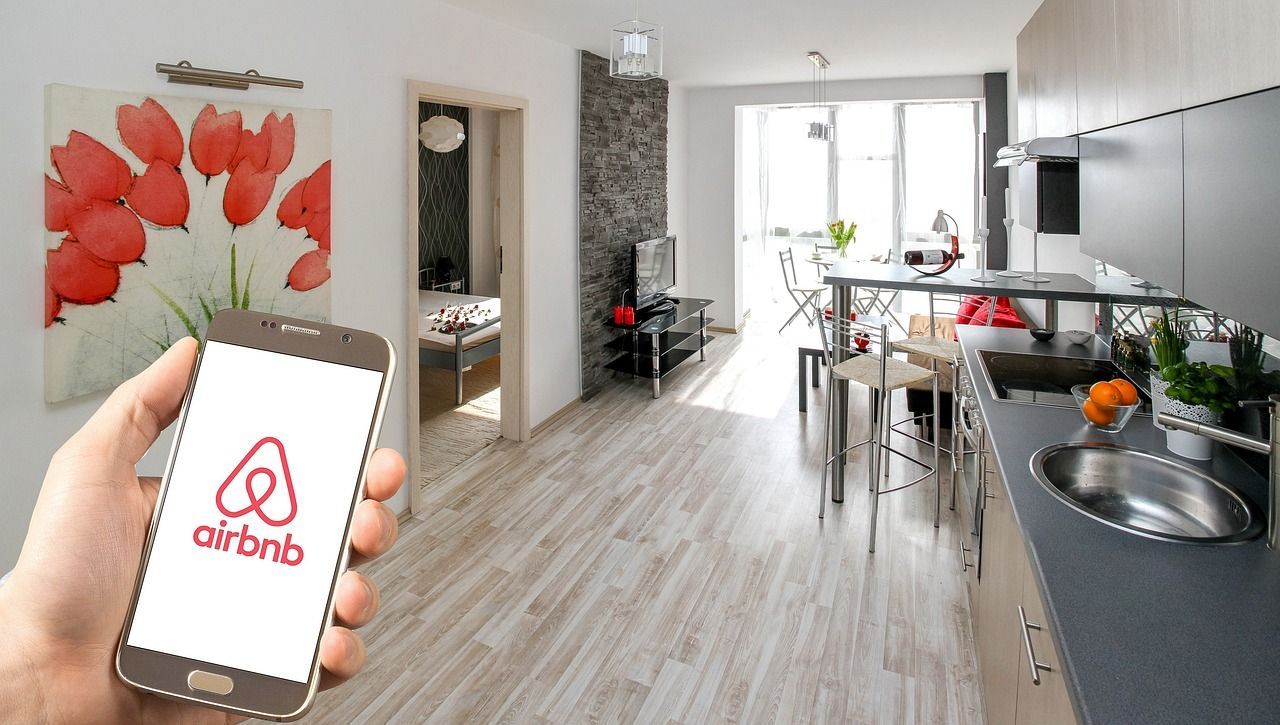 Airbnb предлагает бесплатное пребывание в доме из нового фильма: кого это может заинтересовать
