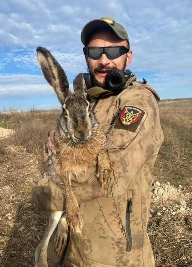Во время разминирования Херсонщины военные обнаружили гигантского зайца