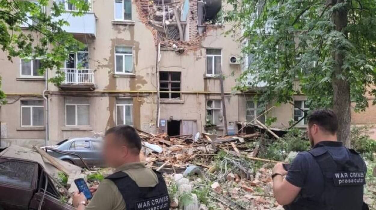 Обстріл Сум 03.07.2023 - у Зеленського показали відео моменту удару Шахедом по будинку - 24 Канау