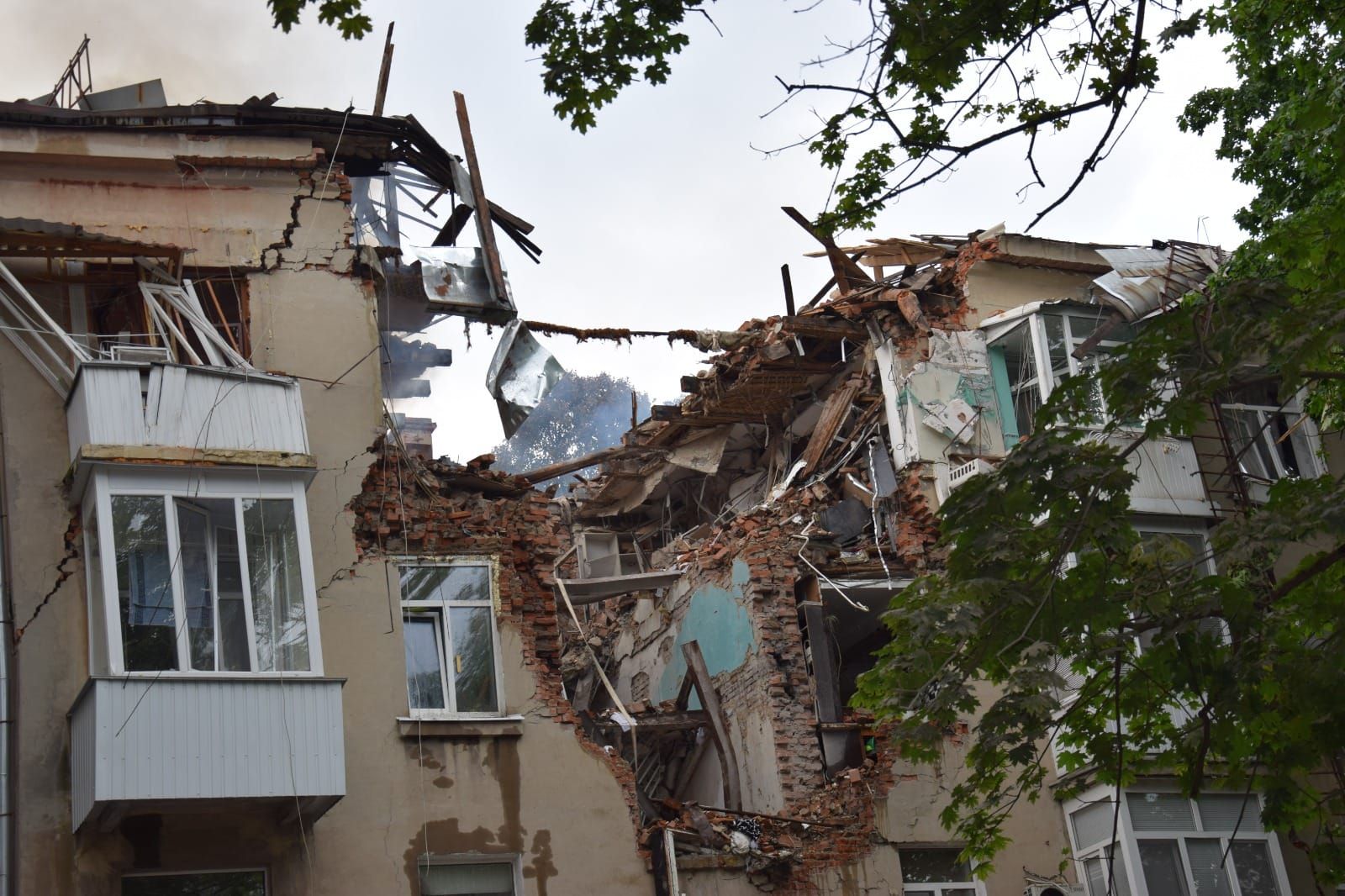 Наслідки влучання в Сумах у житловий будинок 3 липня Наслідки влучання в Сумах у житловий будинок 3 липня