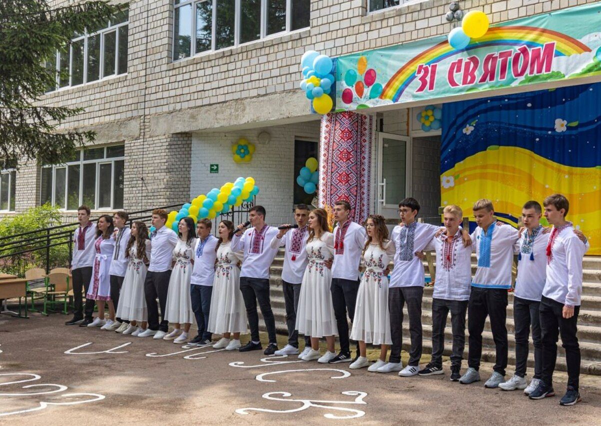 Выпускной 2023 – 11-классники в Киевской области прощались с учебой возле разрушенной школы - Образование Выпускной 2023 – 11-классники в Киевской области прощались с учебой возле разрушенной школы - Образование