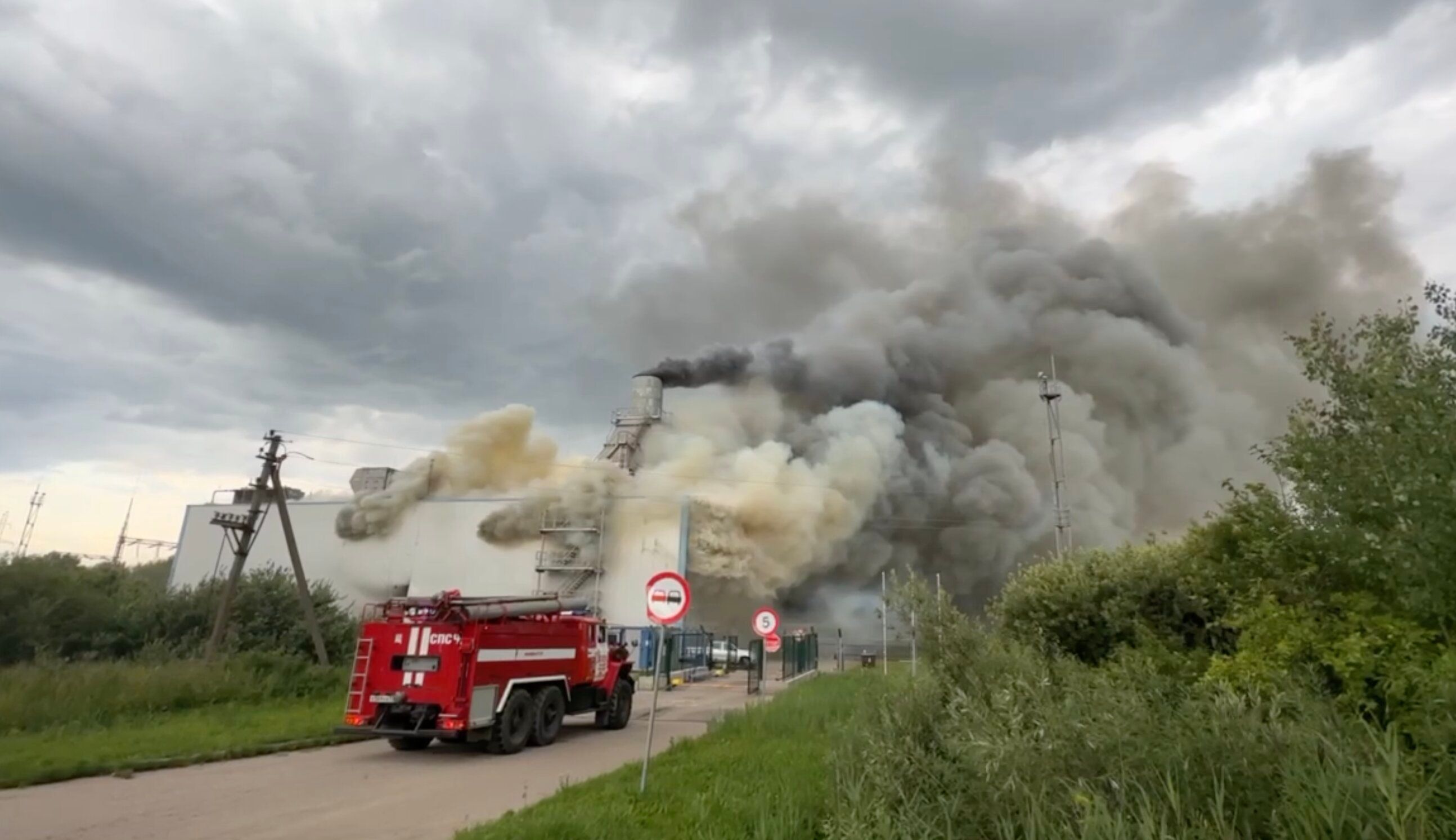 В России горела Лужская ТЭЦ 04.07.2023 - видео пожара