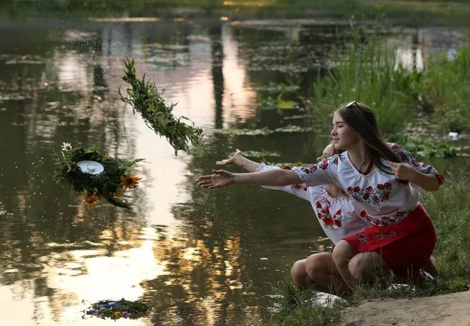 Пускание венчиков на воду Пускание венчиков на воду