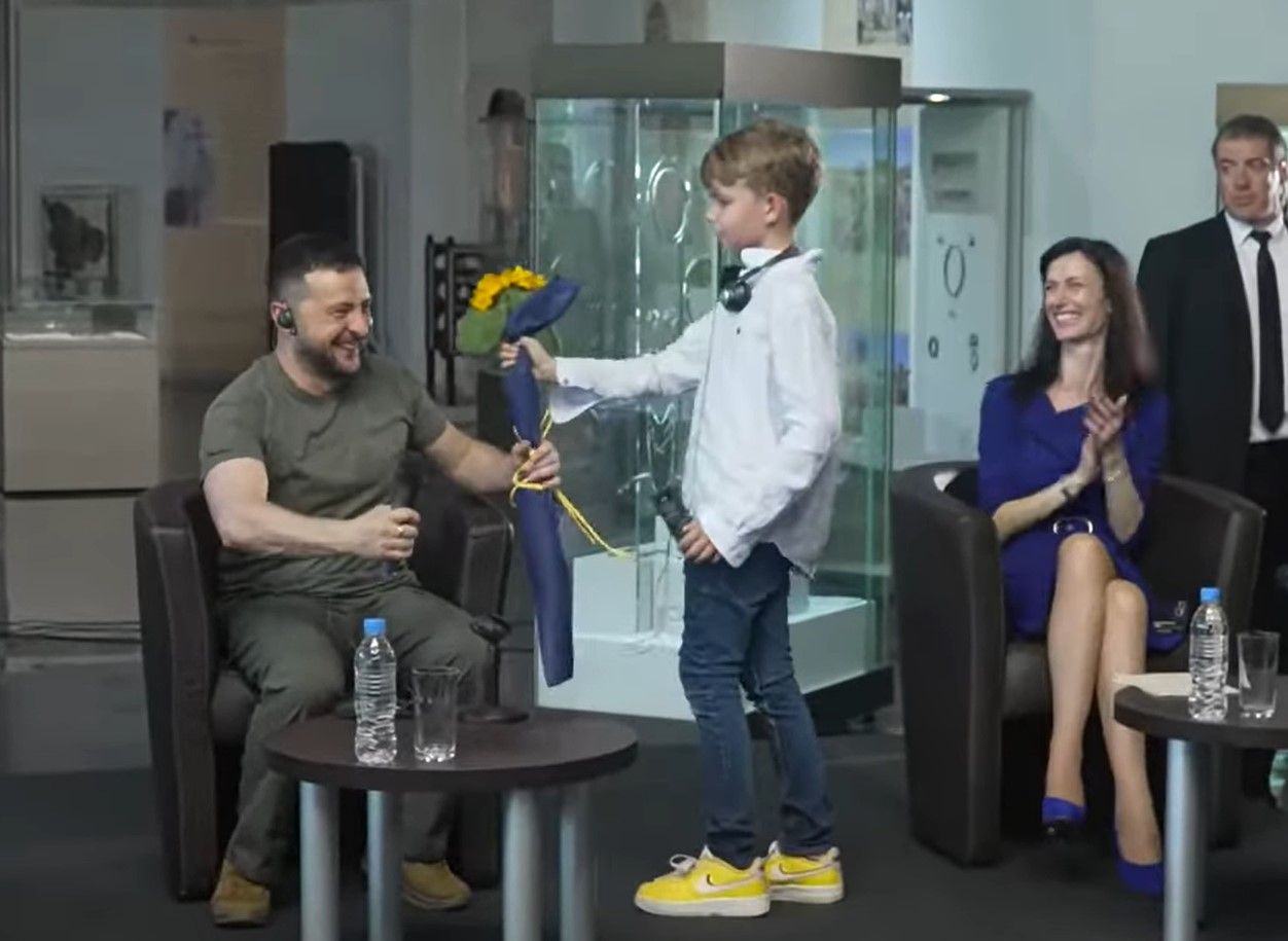 Маленький хлопчик у Болгарії подарував Зеленському соняшник: зворушливі кадри - 24 Канал Маленький хлопчик у Болгарії подарував Зеленському соняшник: зворушливі кадри - 24 Канал