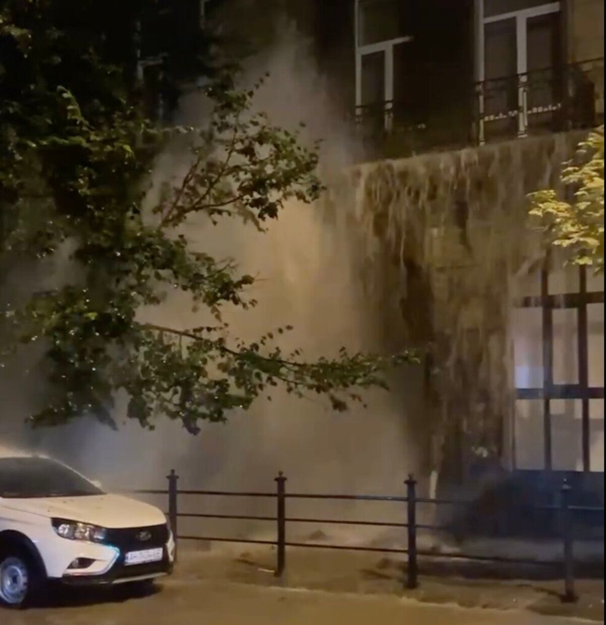 У центрі Львова через сильний дощ з'явився фонтан