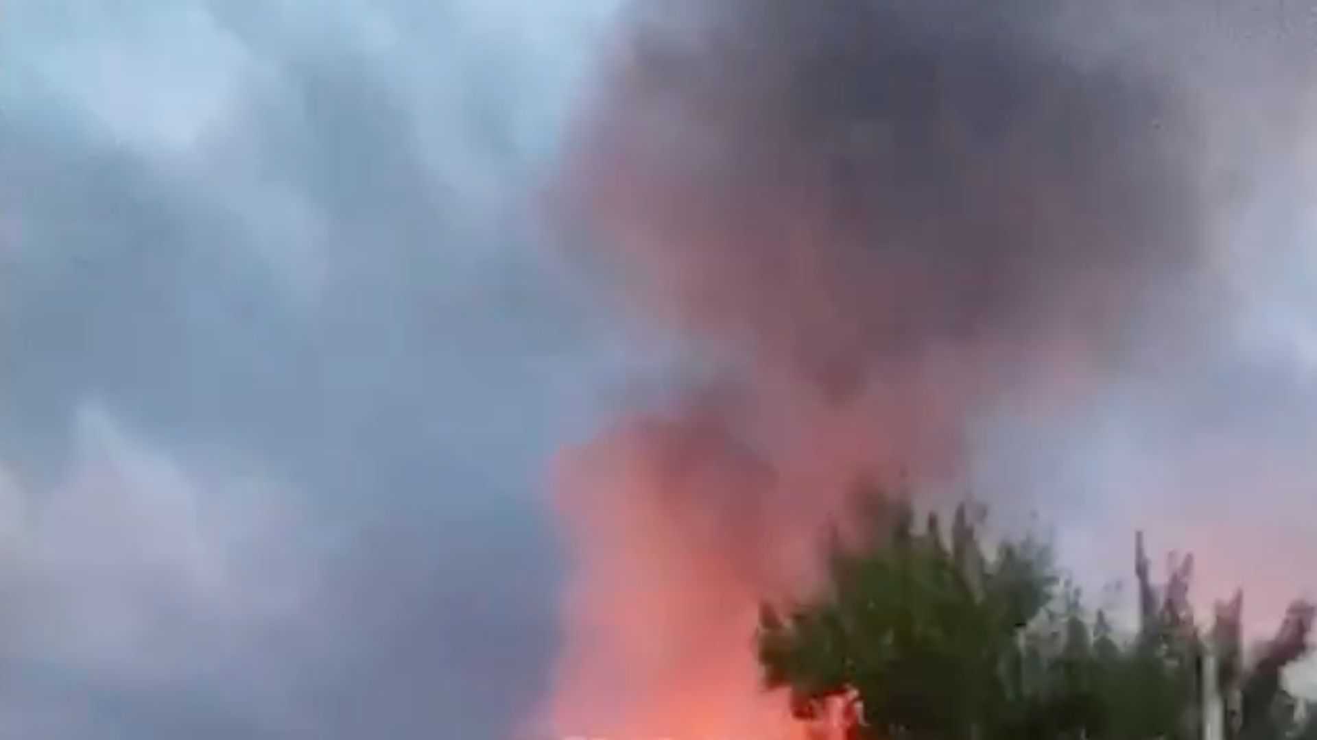 В Шебекино утро 8 июля 2023 началось со взрывов - видео В Шебекино утро 8 июля 2023 началось со взрывов - видео