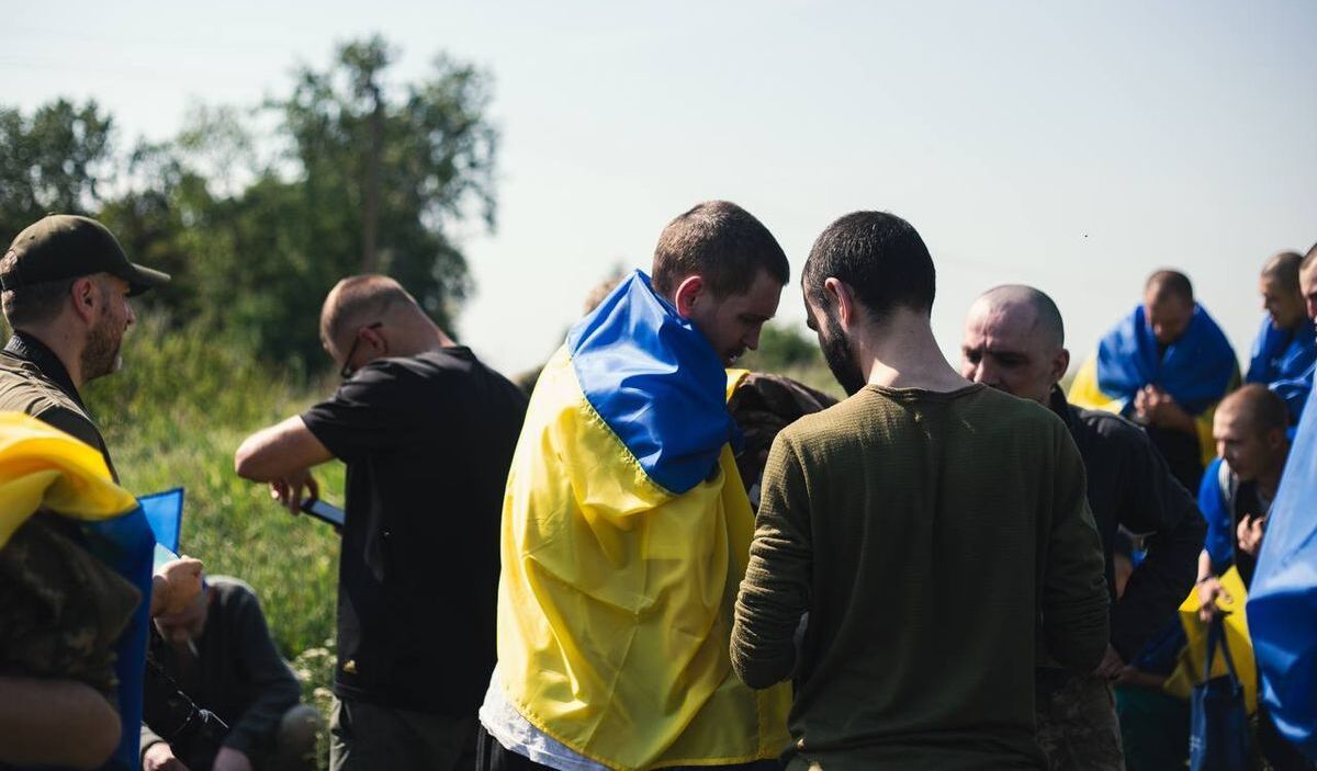 Обмін полоненими 06.07.2023 - відео перших хвилин після повернення одного із захисників - 24 Канал Обмін полоненими 06.07.2023 - відео перших хвилин після повернення одного із захисників - 24 Канал