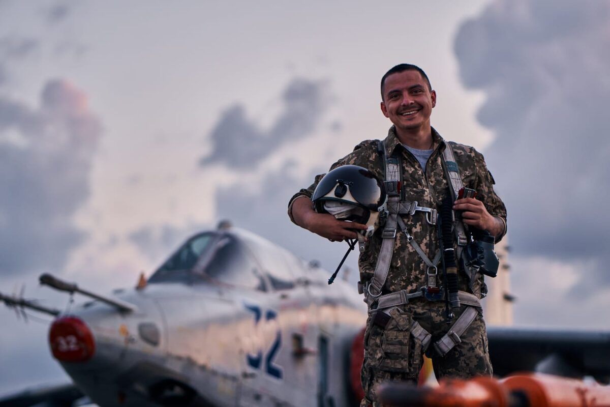 Пилоту Даниилу Мурашко присвоили Героя Украины - погиб, отведя подбитый самолет от домов - 24 Канал Пилоту Даниилу Мурашко присвоили Героя Украины - погиб, отведя подбитый самолет от домов - 24 Канал