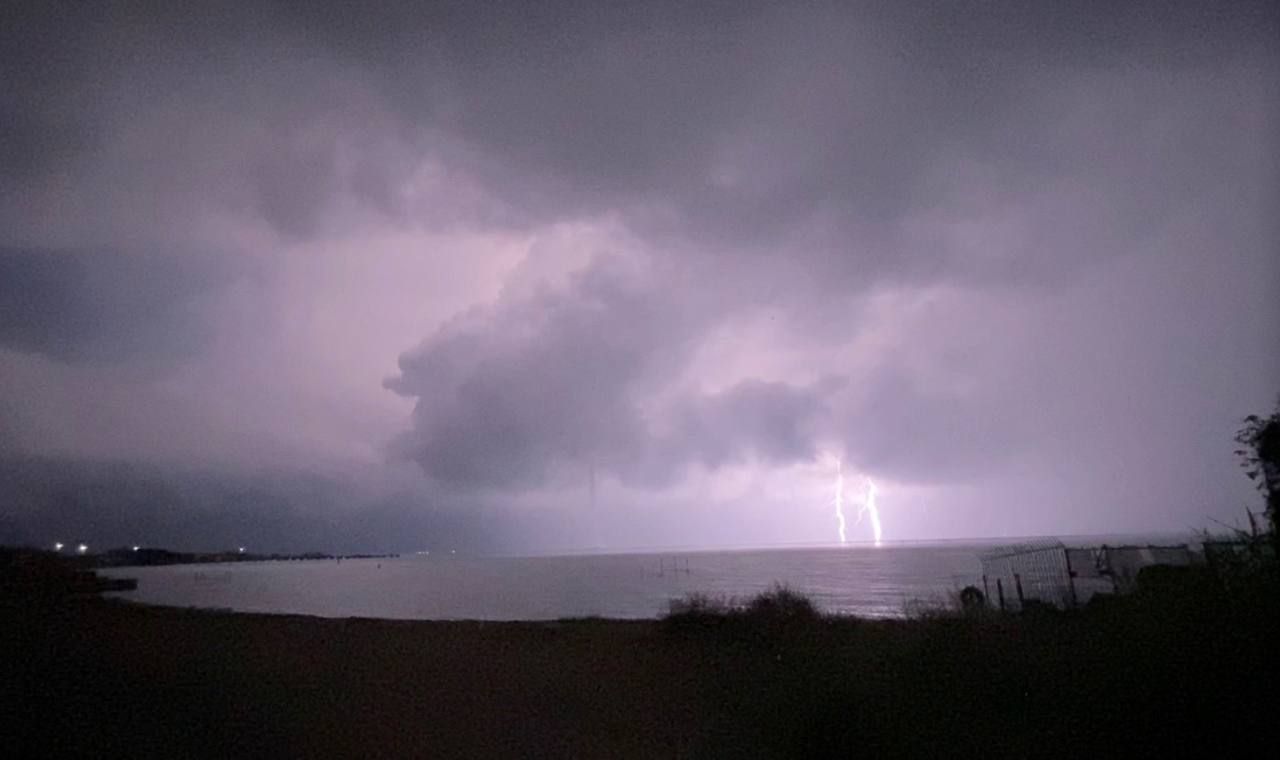 У Керчі над морем вирував смерч з блискавкою - фото У Керчі над морем вирував смерч з блискавкою - фото