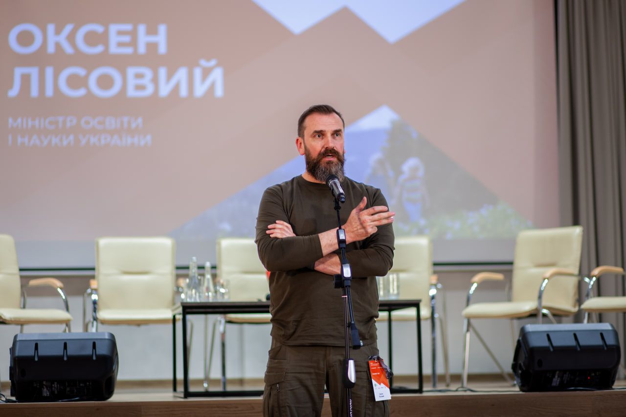 Лисовой рассказал о сокращении бюджета на зарплаты учителям Лисовой рассказал о сокращении бюджета на зарплаты учителям