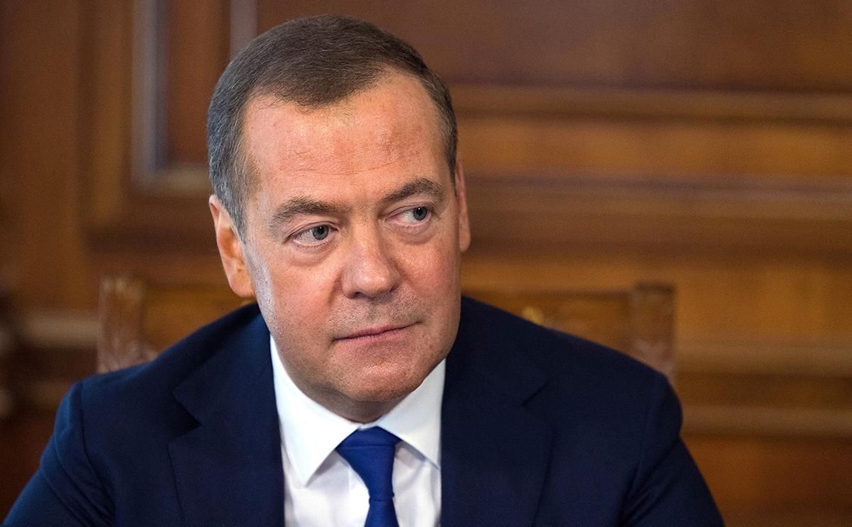 Медведев угрожает взорвать три украинских АЭС